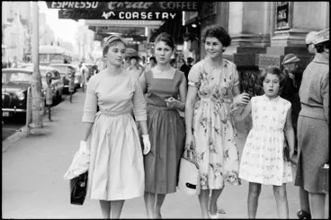 Image: Street photo, Queen Street, Auckland, 1960