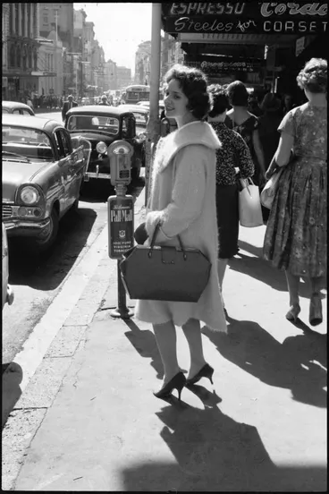 Image: Street photo, Queen Street, Auckland, 1960
