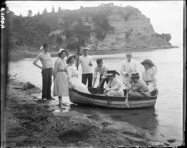 Group in a dinghy at Onetaunga Bay, 1910