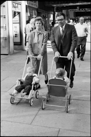 Image: Street photo, Queen Street, Auckland, 1960