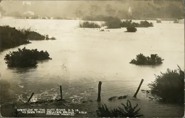 Image: Flood, 1913; Te Awa Kairangi / Hutt River, as seen from Melling bridge.