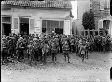 Image: New Zealand soldiers outside an army canteen, France