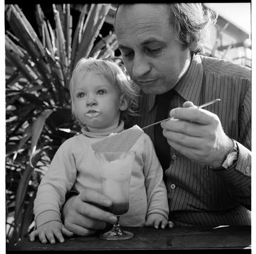 Image: Lisa van Hulst and her father at the beach