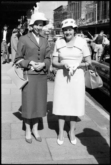 Image: Street photo, Queen Street, Auckland, 1960