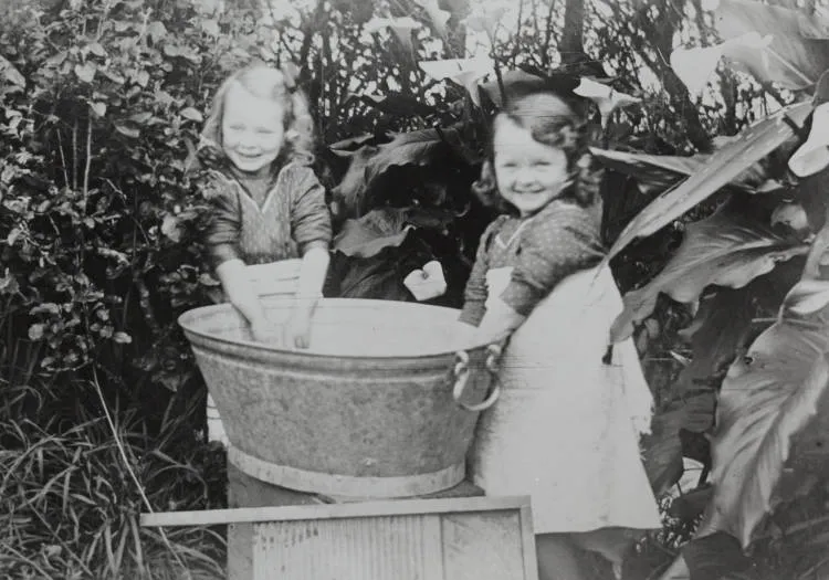 Babies with a tub, Māngere, ca 1910