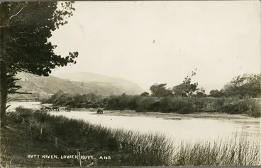 Image: Te Awa Kairangi / Hutt River, 1902 (?); horse teams carting gravel.
