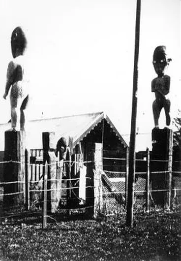 Image: Carved figures at Papawai Pa : photograph