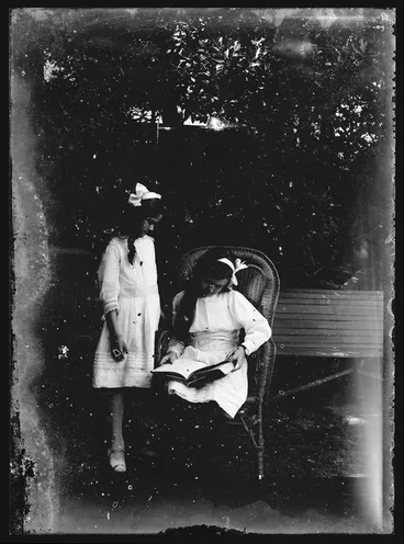 Image: Portrait of two girls reading