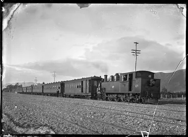 Image: Passenger train with "Ww" class locomotive 673, at an unidentified railway station.