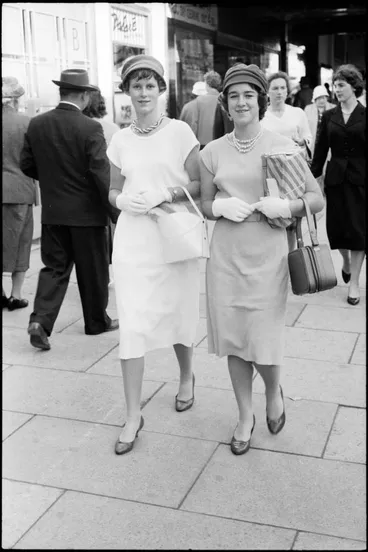 Image: Street photo, Queen Street, Auckland, 1960