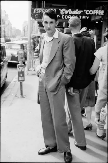 Image: Street photo, Queen Street, Auckland, 1960