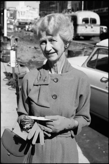 Image: Street photo, Queen Street, Auckland, 1960