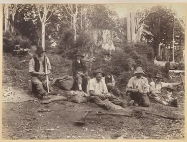 Image: Diggers scraping kauri gum
