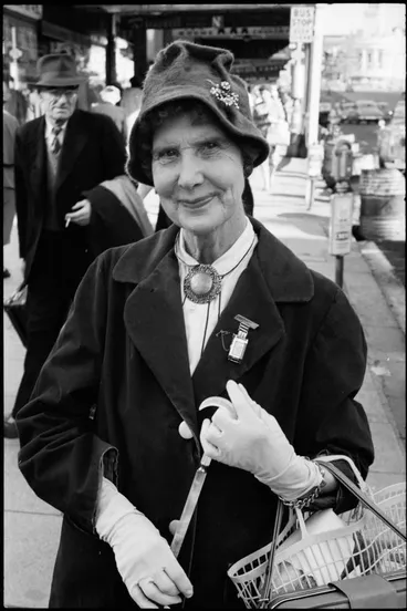 Image: Street photo, Queen Street, Auckland, 1960