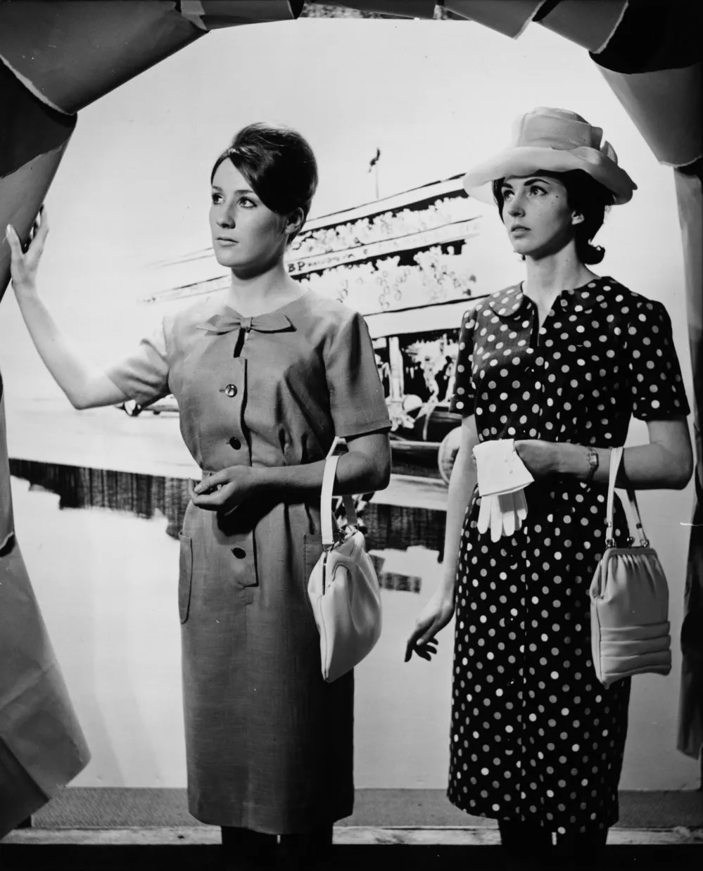 Fashion display 1H; models, unidentified [P3-187-969]