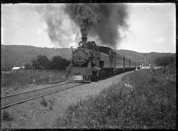 Image: The Wellington to Upper Hutt train leaving Silverstream.