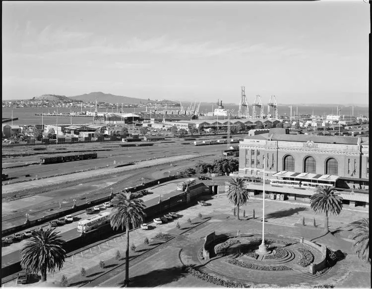 The Auckland Railway Station, Beach Road, 1990