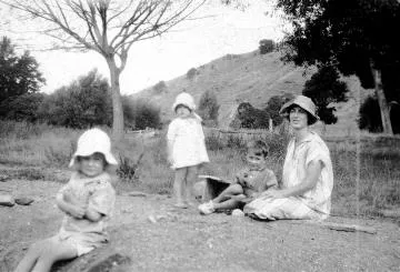 Violet Summers with three children : digital image