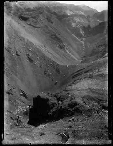 The rift in Mount Tarawera Image: The rift in Mount Tarawera