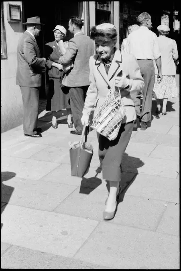 Image: Street photo, Queen Street, Auckland, 1960