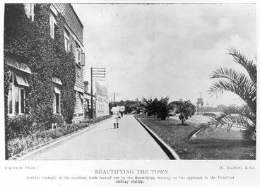 Image: Approach to Hamilton Rail station from Victoria Street