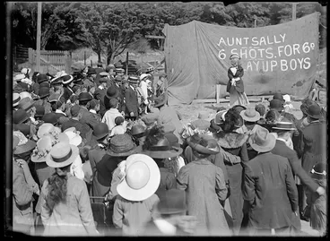 Image: Crowd at the Easter Carnival, Newtown Park, Wellington