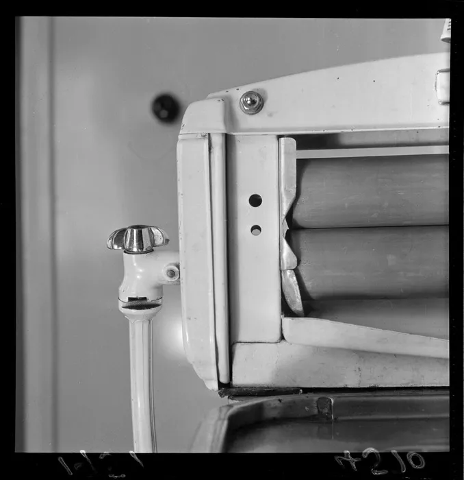 Picture puzzle, Acme wringer and handle