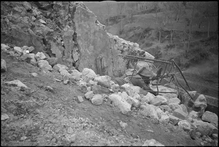 NZ soldier with bren gun in exercise on the Monte Cassino Front, Italy, World War II - Photograph taken by George Kaye
