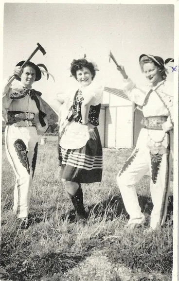 Image: Photograph of 3 polish ladies in national costume