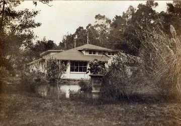 Tea kiosk and lake at Tauherenikau : photograph