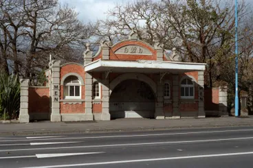 Image: Bus shelter and public toilets in Symonds Street, Auckland Central, 1986