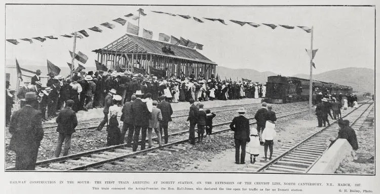 RAILWAY CONSTRUCTION IN THE SOUTH: THE FIRST TRAIN ARRIVING AT DOMETT STATION, ON THE EXTENSION OF THE CHEVIOT LINE, NORTH CANTERBURY, N.Z., MARCH, 1907
