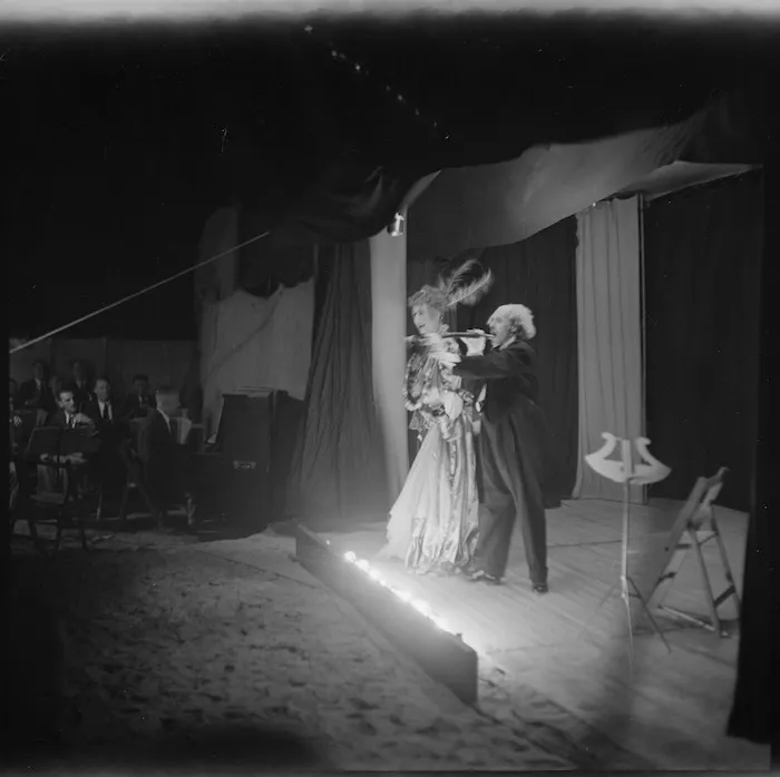 Kiwi Concert Party entertains troops on Christmas night