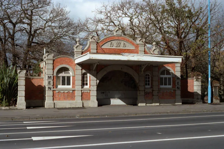 Bus shelter and public toilets in Symonds Street, Auckland Central, 1986
