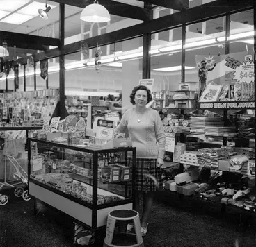 Image: Ross (unidentified toy or gift shop?) [P1-5591-7981]