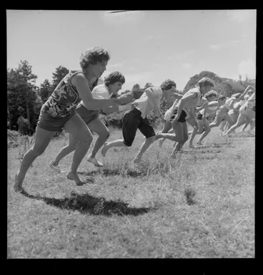 Image: Running race, unidentified tramping club sports day, Wainuiomata, Wellington