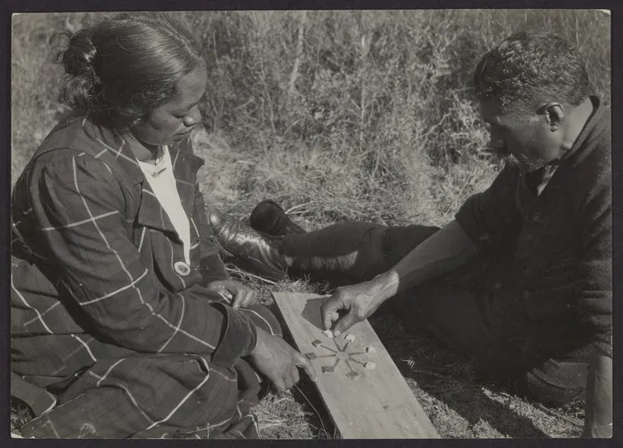 Te Rangiua and Te Urikore playing Mū Tōrere