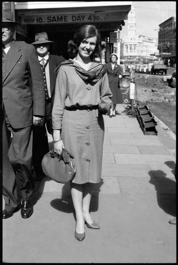 Image: Street photo, Queen Street, Auckland, 1960