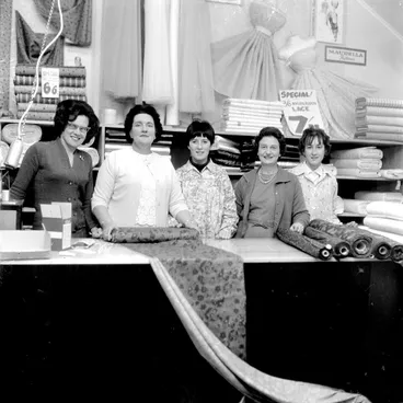 Image: Evans's drapery; Upper Hutt branch, 140 Main Street.