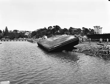 Image: [NZ AK - Harbour Bridge. Launching Barge]