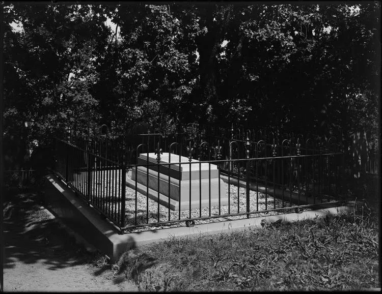 Captain William Hobson's grave, 1913