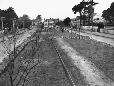 Image: Men creating gardens in Fitzherbert Terrace, Thorndon