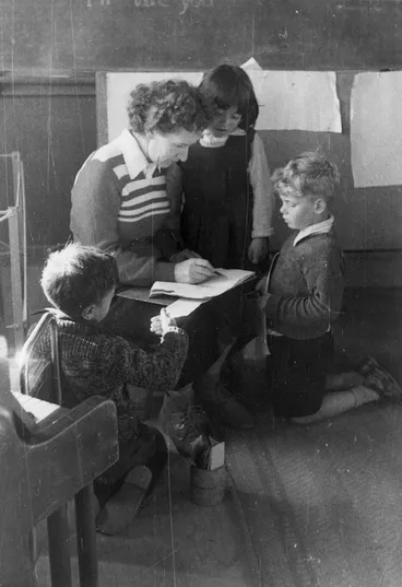 Image: Sylvia Ashton-Warner with children in classroom