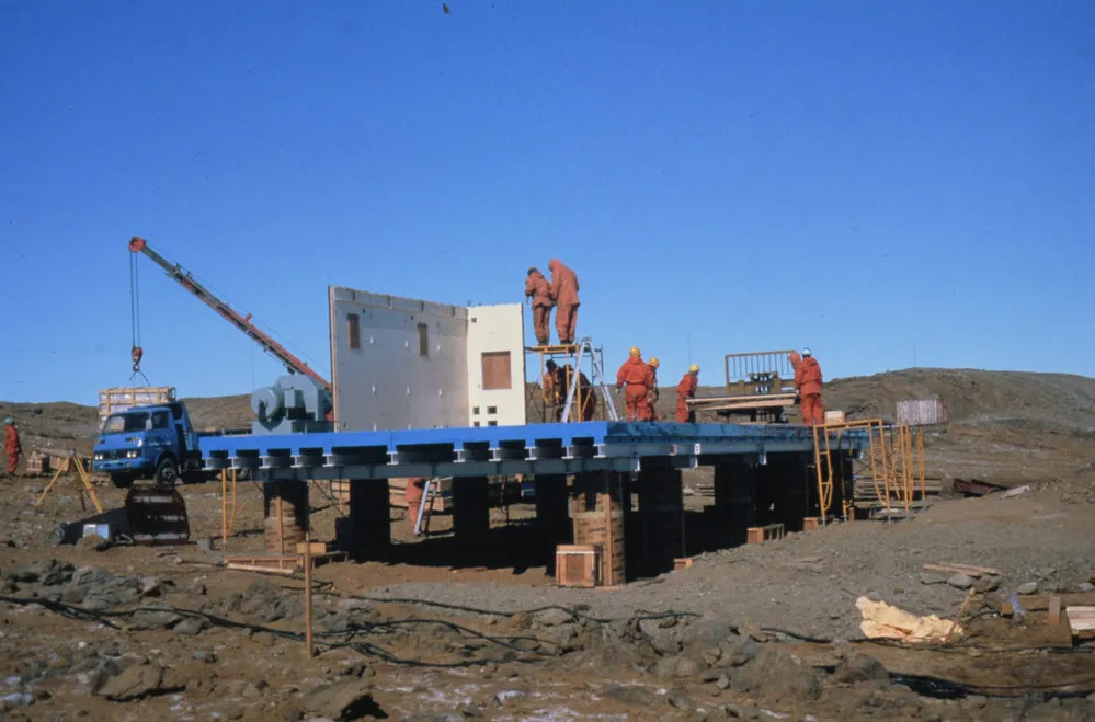 Erecting New Building at Mizuho Station