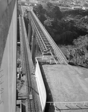 Image: Bird's eye view of the original Hamilton railway bridge and the new railway bridge
