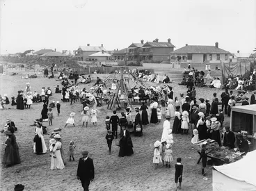 Image: Crowd at New Brighton beach, Christchurch