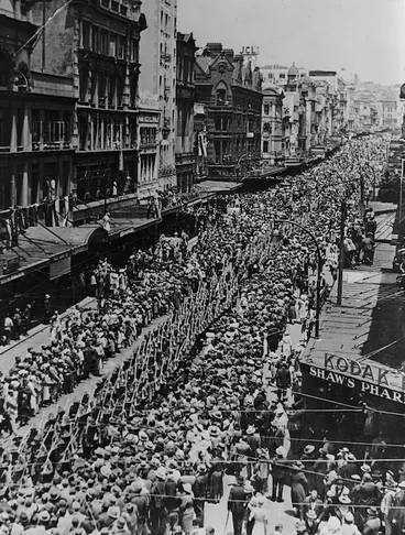 Image: Farewell parade for World War 2 troops, Queen Street, Auckland