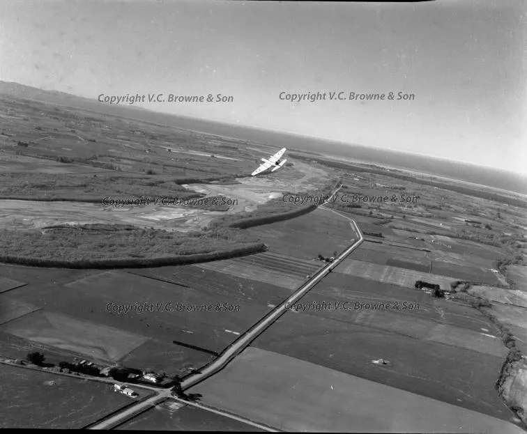 Canberra bomber in flight (0887/911)
