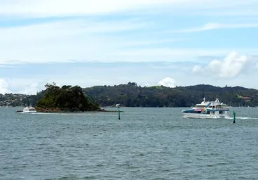 Image: Sightseeing boat
