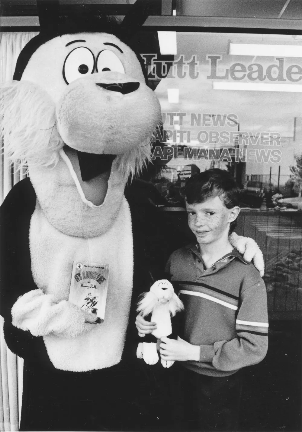Shaun d'Ath gets prizes from the nameless 'Footrot Flats' dog.
